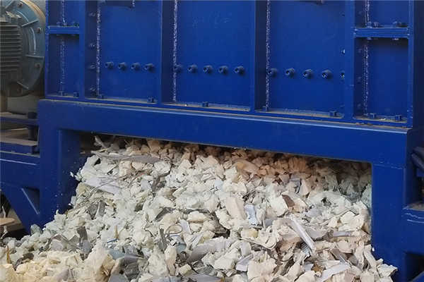 用撕碎機(jī)處理大件垃圾